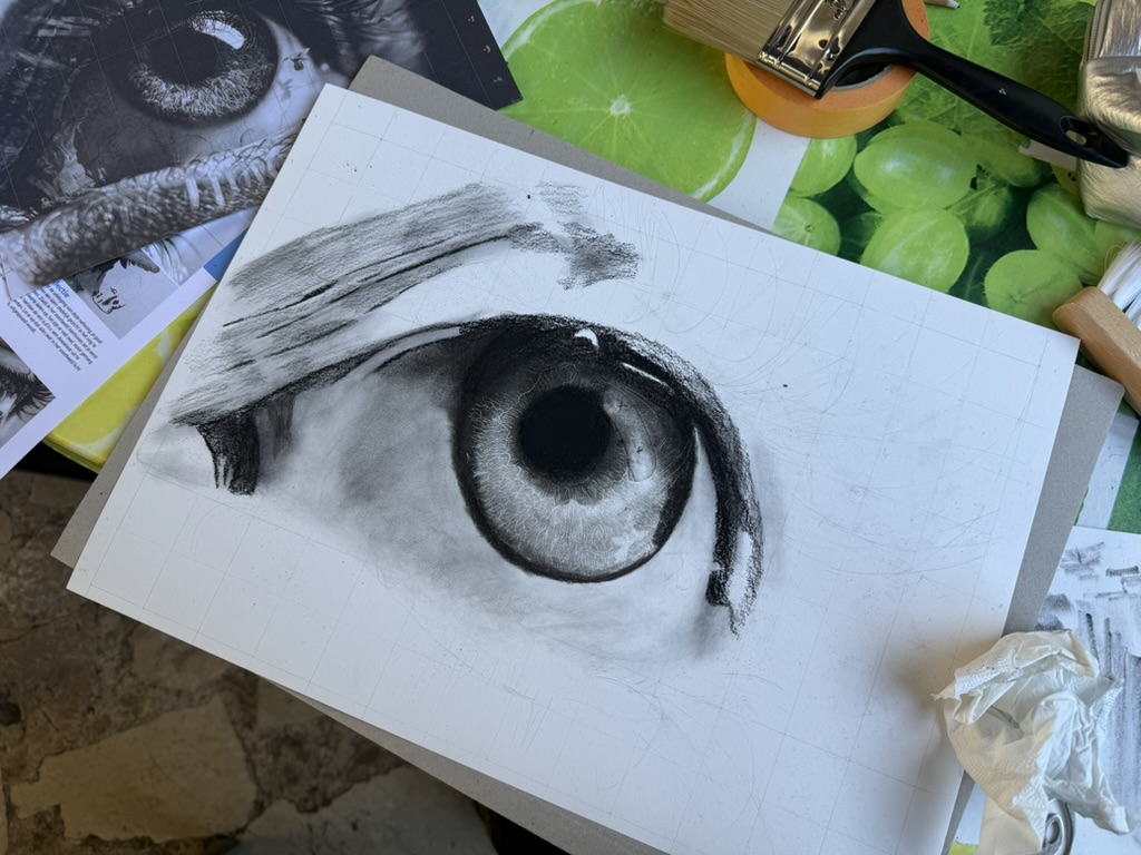 De tekening in een vroeg stadium: de iris en de bovenste ooglijn zijn aangezet
