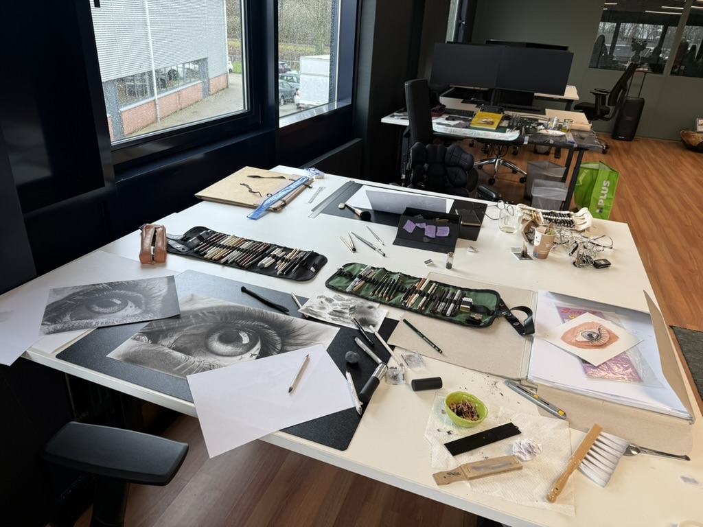 Werktafel met potloden, houtskool