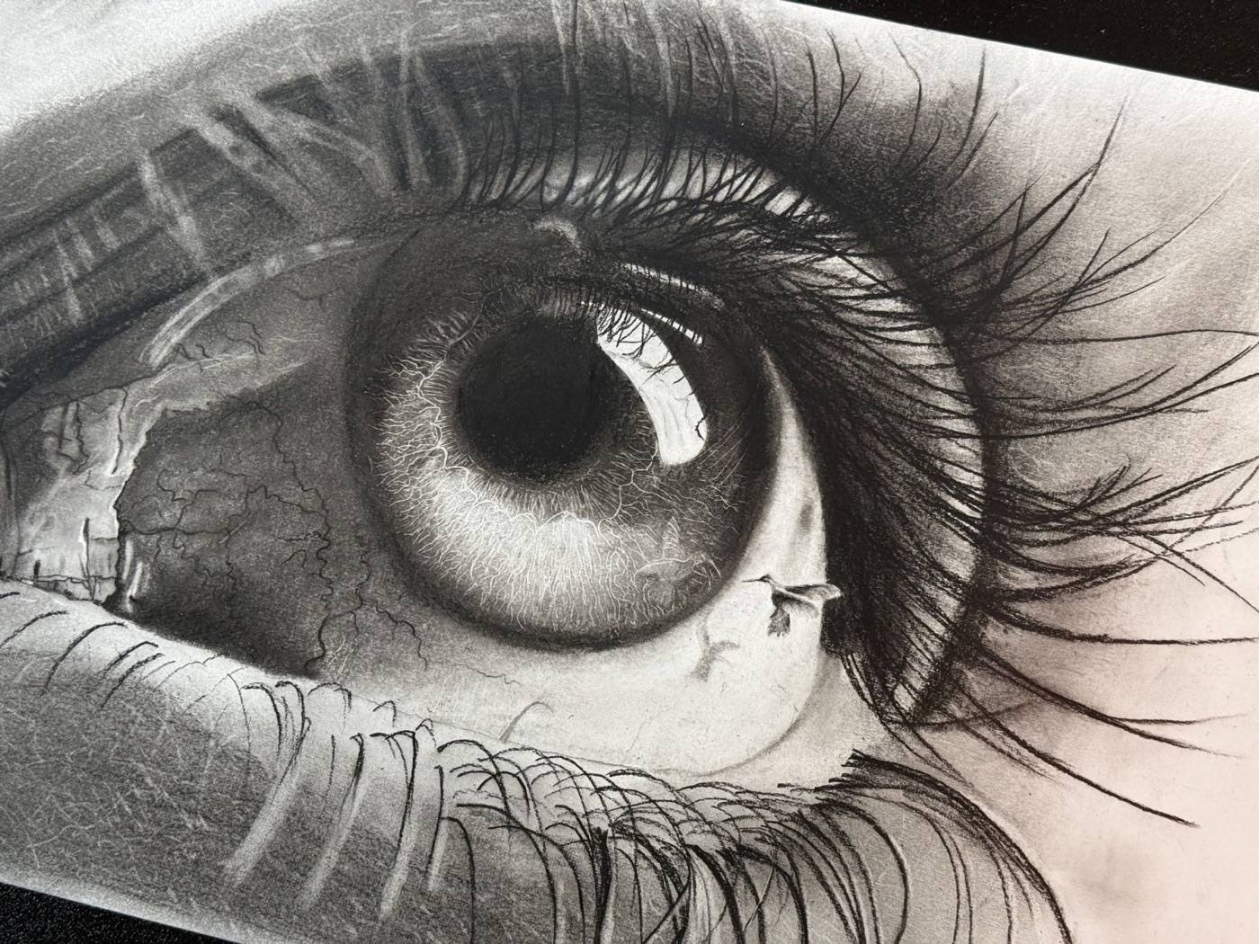 De voltooide tekening schuin van opzij gefotografeerd, nog zonder lijst